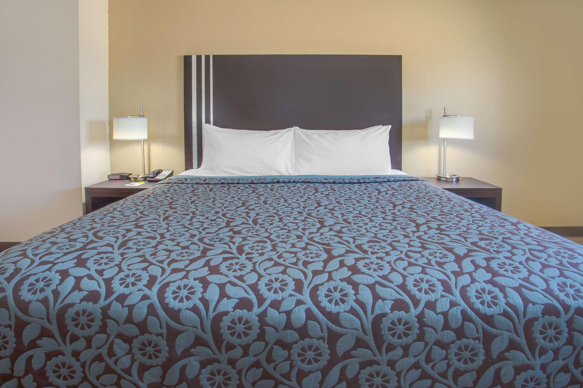 Motel Days By Wyndham Le Roy/bloomington Southeast